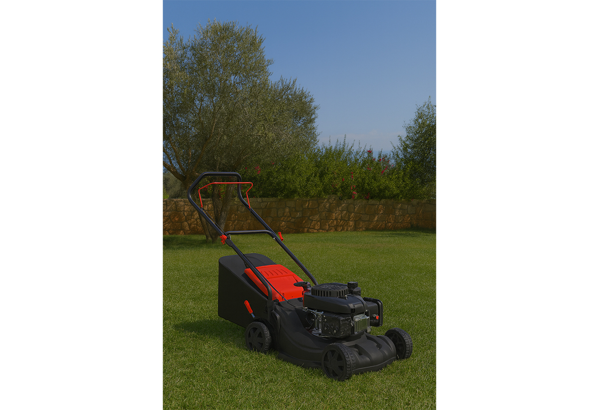 Απεικονίζεται η χλοοκοπτική μηχανή στον χώρο του κήπου.